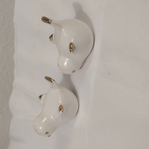 White porcelain salt and pepper shaker birds with gold beak & wing tips set of 2 - Picture 2 of 9